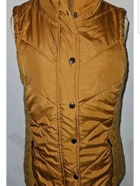 Maurices Quilted Mustard Puffer Vest Size Medium Full Zip/ Snap Polyester